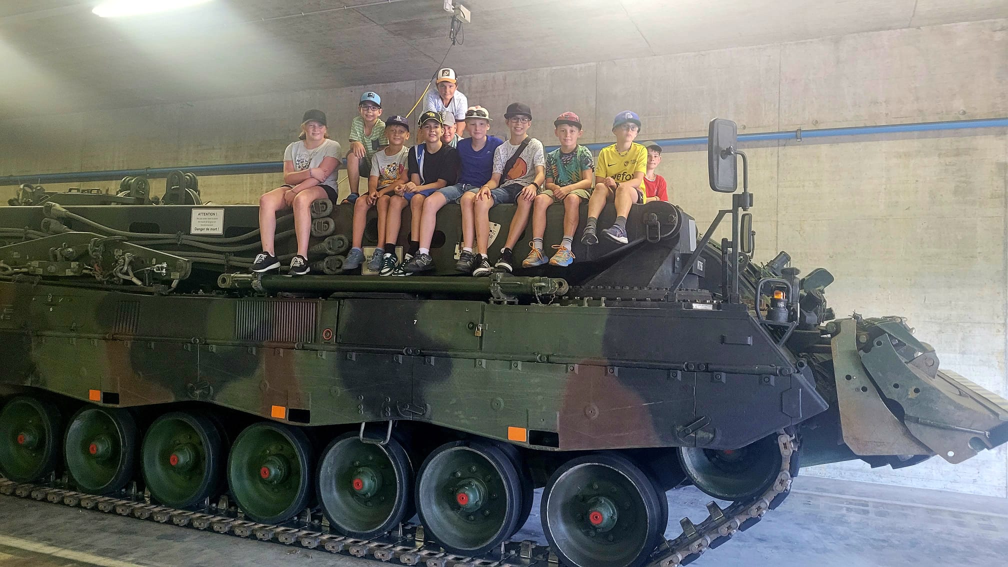 Armeefahrzeuge in Romont